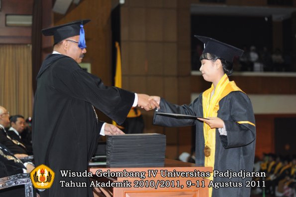 wisuda-fisip-oleh-dekan-188