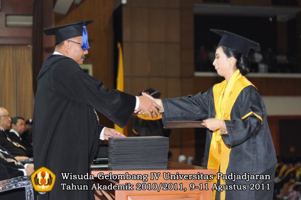 wisuda-fisip-oleh-dekan-189