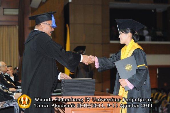 wisuda-fisip-oleh-dekan-192