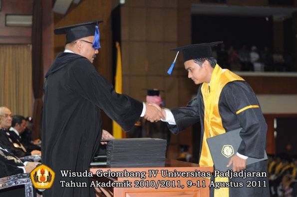 wisuda-fisip-oleh-dekan-194