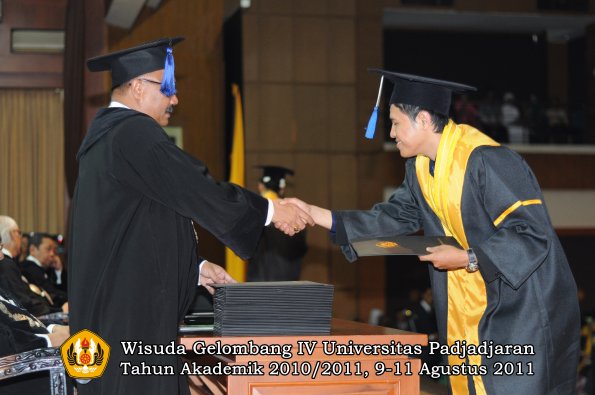 wisuda-fisip-oleh-dekan-197