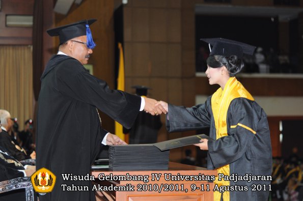 wisuda-fisip-oleh-dekan-198