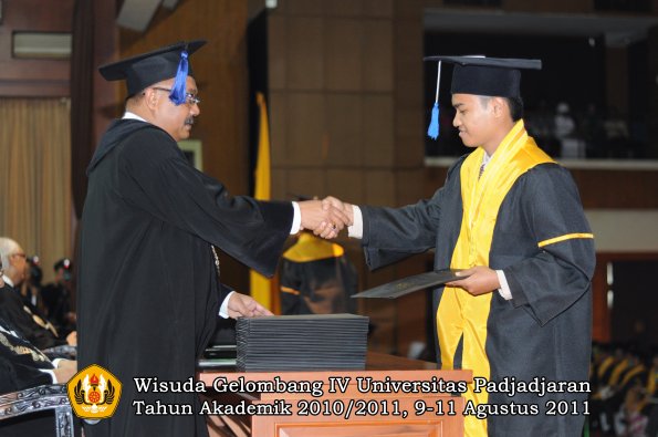 wisuda-fisip-oleh-dekan-199