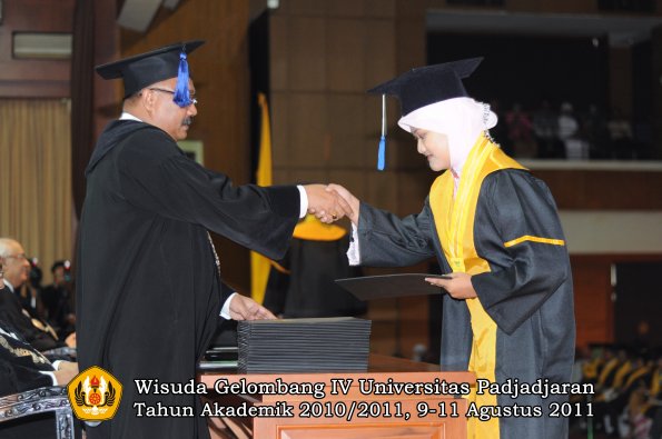 wisuda-fisip-oleh-dekan-200