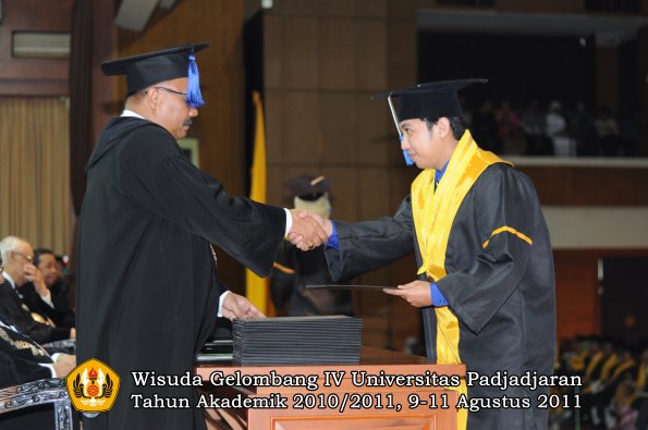 wisuda-fisip-oleh-dekan-203