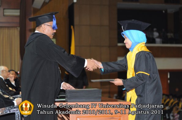 wisuda-fisip-oleh-dekan-204