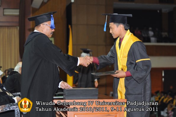 wisuda-fisip-oleh-dekan-207