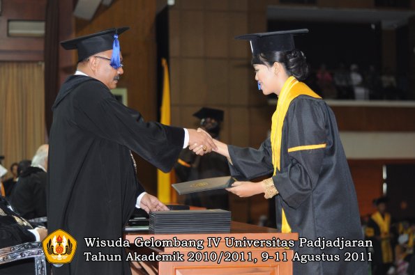 wisuda-fisip-oleh-dekan-210