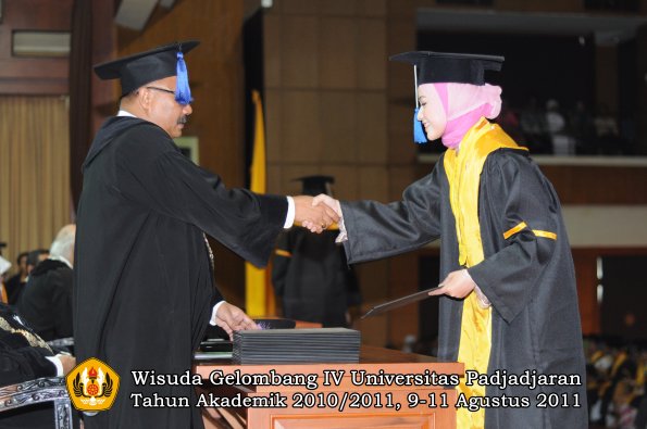 wisuda-fisip-oleh-dekan-211