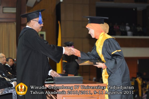 wisuda-fisip-oleh-dekan-212