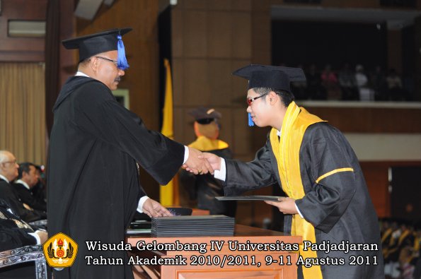 wisuda-fisip-oleh-dekan-213