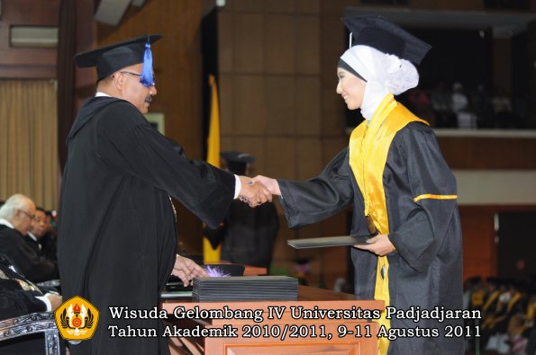 wisuda-fisip-oleh-dekan-214