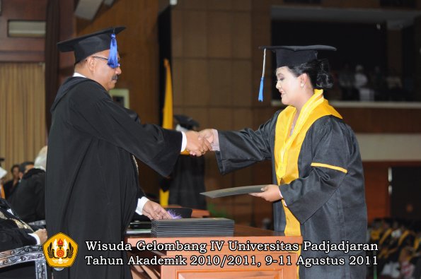 wisuda-fisip-oleh-dekan-215