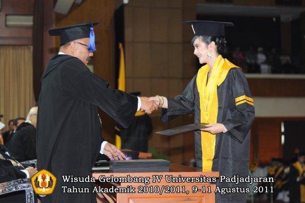 wisuda-fisip-oleh-dekan-216