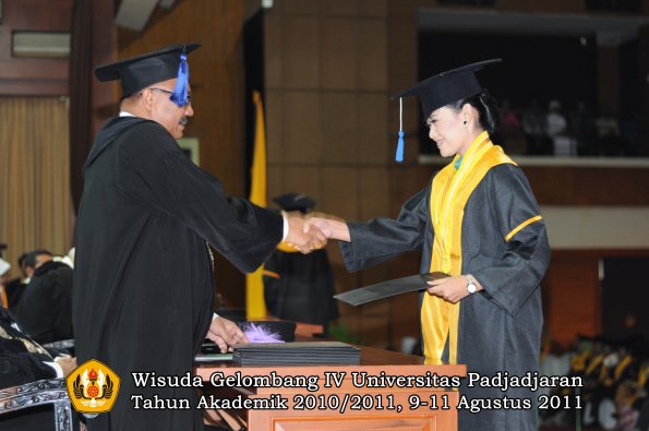 wisuda-fisip-oleh-dekan-218