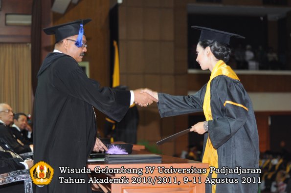 wisuda-fisip-oleh-dekan-220