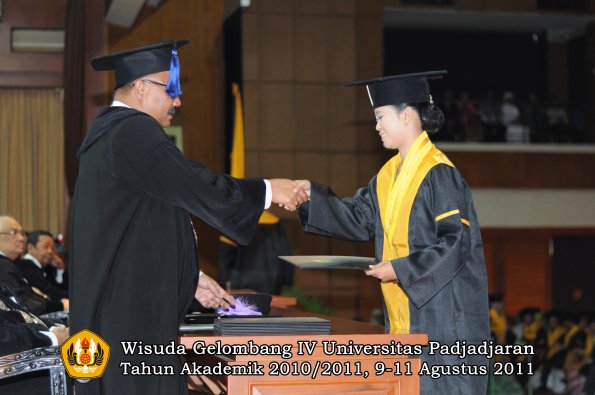 wisuda-fisip-oleh-dekan-221