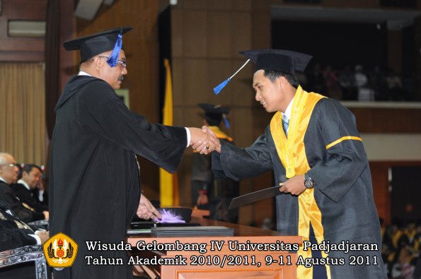 wisuda-fisip-oleh-dekan-223