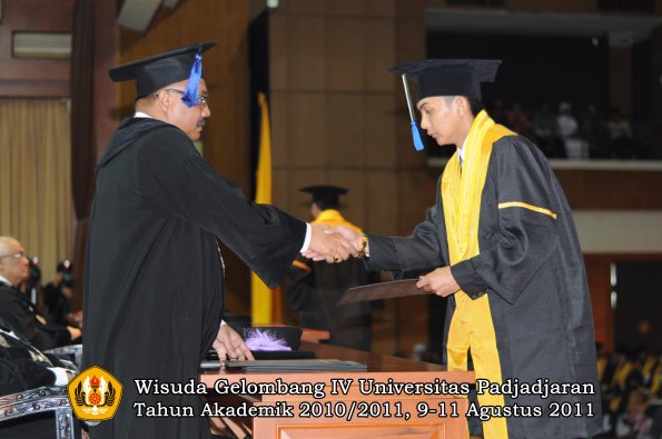 wisuda-fisip-oleh-dekan-225