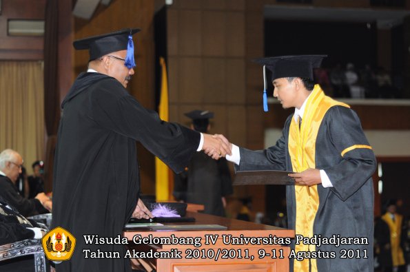 wisuda-fisip-oleh-dekan-227