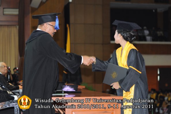 wisuda-fisip-oleh-dekan-228