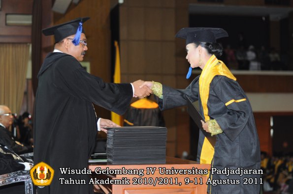 wisuda-fisip-oleh-dekan-231