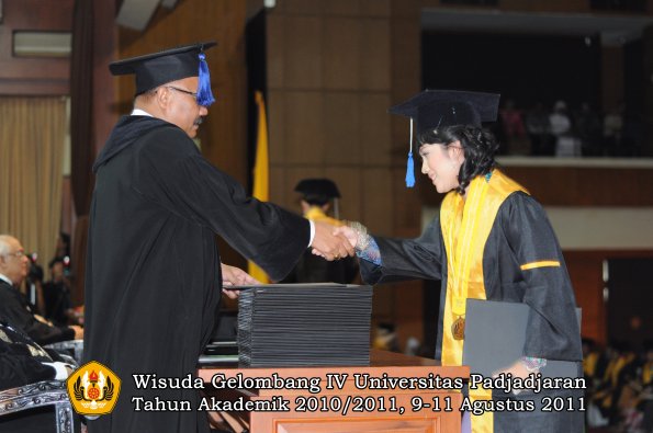 wisuda-fisip-oleh-dekan-232