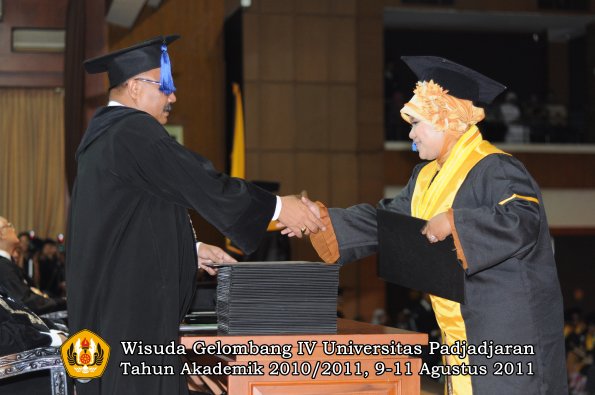 wisuda-fisip-oleh-dekan-234