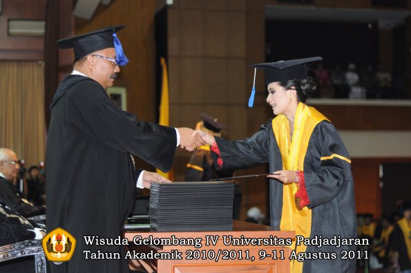 wisuda-fisip-oleh-dekan-235