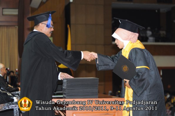 wisuda-fisip-oleh-dekan-236