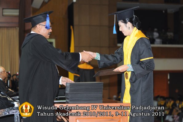 wisuda-fisip-oleh-dekan-237