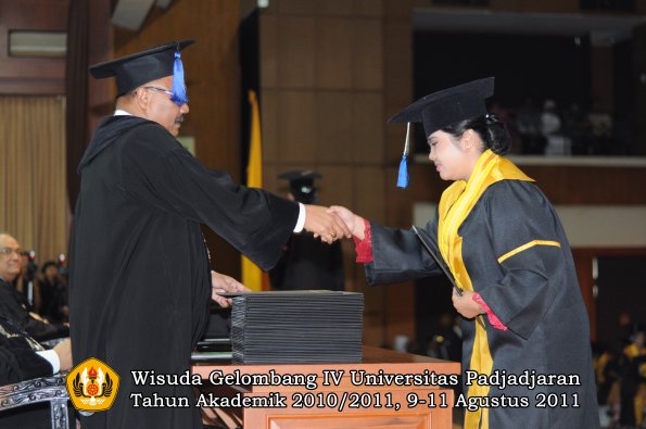 wisuda-fisip-oleh-dekan-238