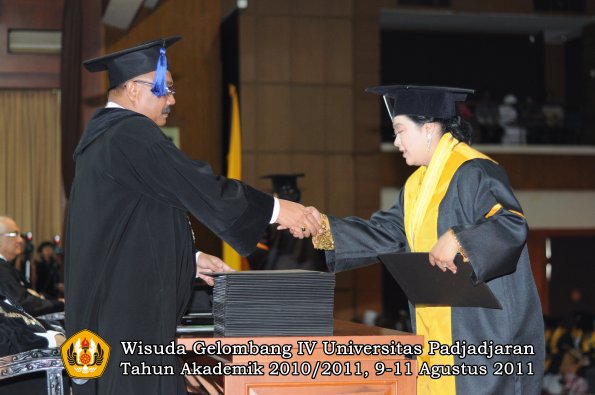 wisuda-fisip-oleh-dekan-239