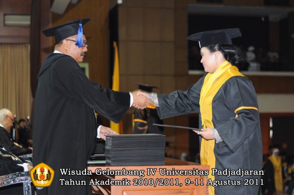 wisuda-fisip-oleh-dekan-240