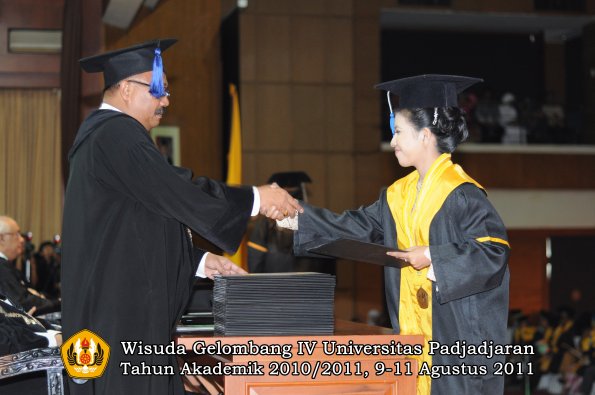 wisuda-fisip-oleh-dekan-241