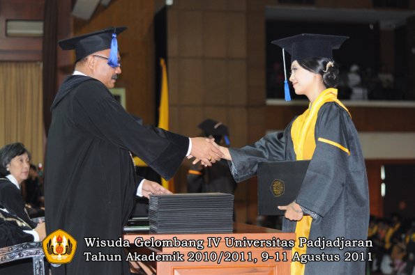 wisuda-fisip-oleh-dekan-244