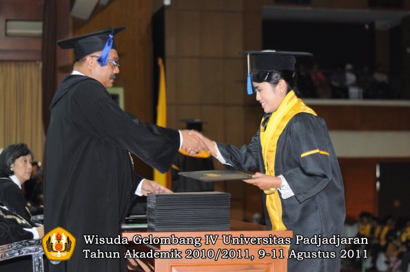 wisuda-fisip-oleh-dekan-245