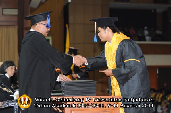 wisuda-fisip-oleh-dekan-246