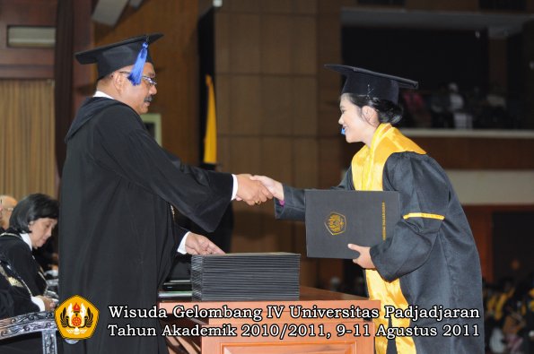 wisuda-fisip-oleh-dekan-247