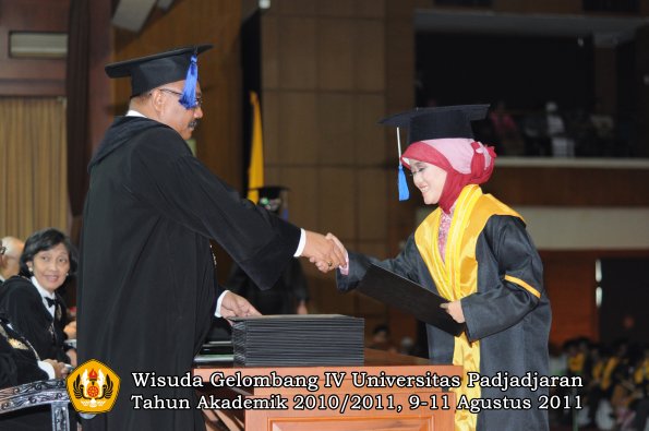 wisuda-fisip-oleh-dekan-251