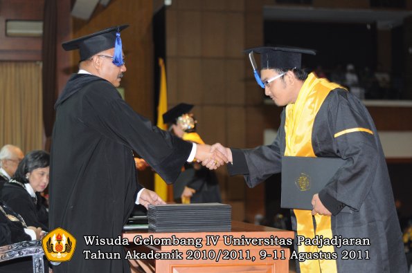 wisuda-fisip-oleh-dekan-255