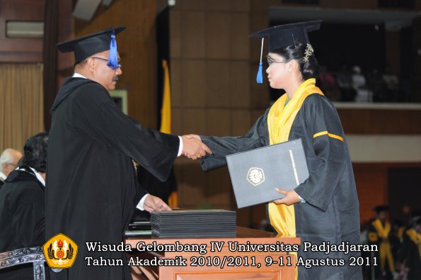 wisuda-fisip-oleh-dekan-256