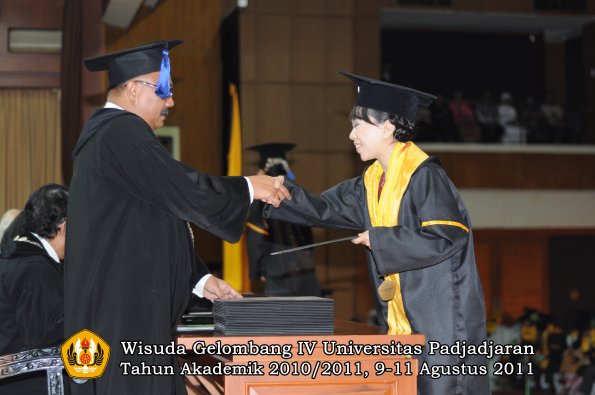 wisuda-fisip-oleh-dekan-257