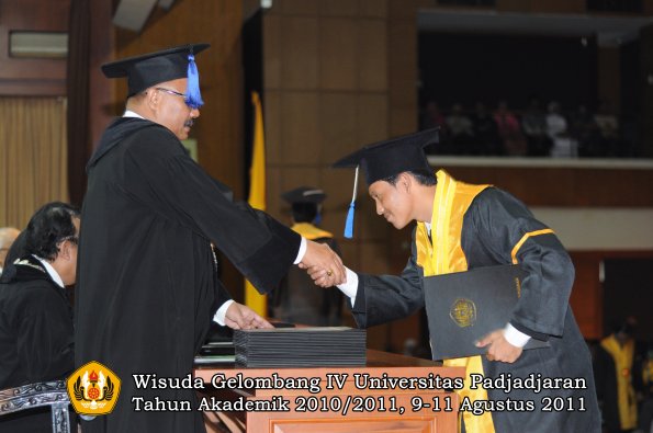 wisuda-fisip-oleh-dekan-258