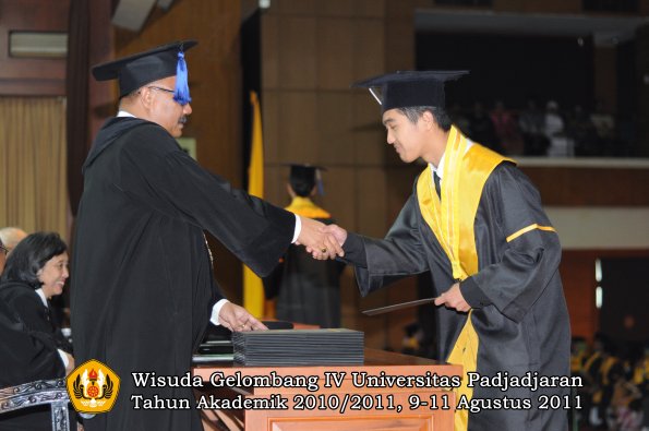 wisuda-fisip-oleh-dekan-260