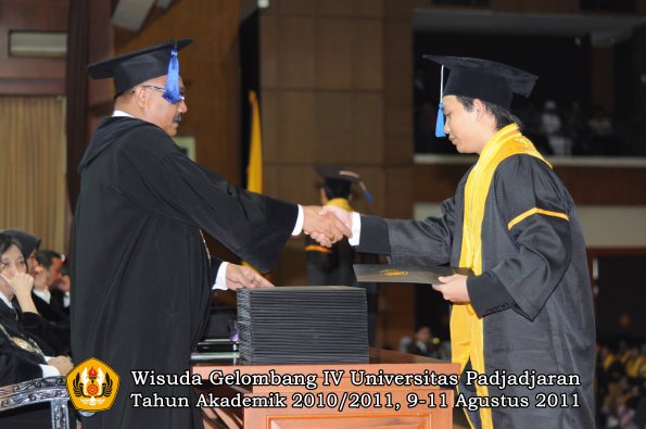 wisuda-fisip-oleh-dekan-285