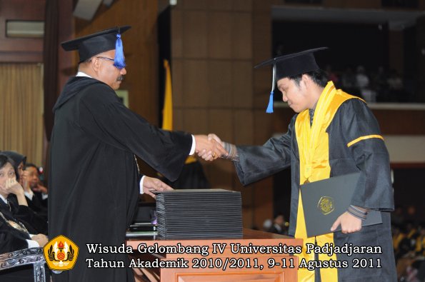 wisuda-fisip-oleh-dekan-286