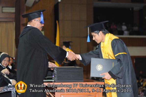 wisuda-fisip-oleh-dekan-290