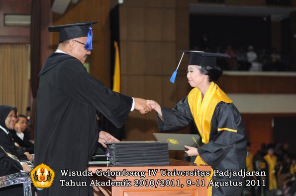 wisuda-fisip-oleh-dekan-299