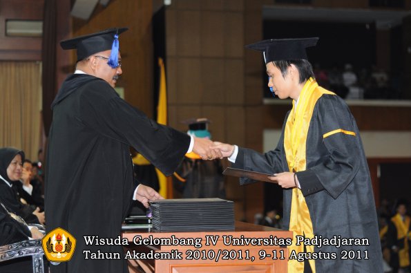 wisuda-fisip-oleh-dekan-301